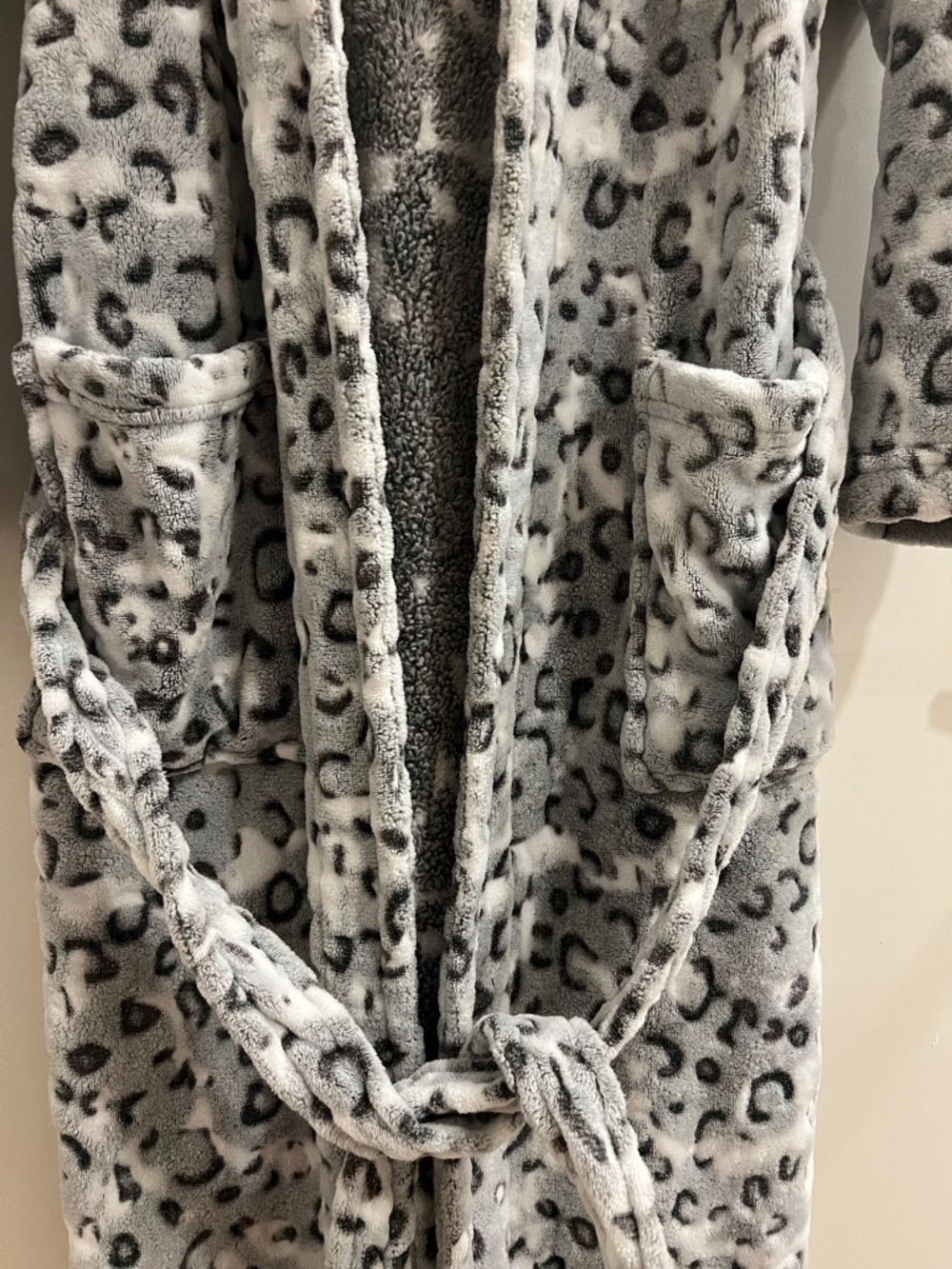 Robe🩶 - Picture 3 of 4